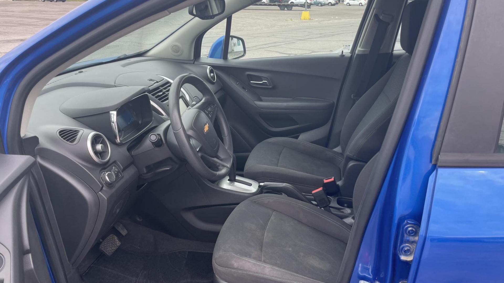 2015 /GRAY Chevrolet Trax LS AWD (KL7CJPSB0FB) with an 1.4L L4 DOHC 16V FFV engine, 6-Speed Automatic transmission, located at 2710A Westlane Rd., Indianapolis, IN, 46268, (317) 291-2000, 39.885670, -86.208160 - Photo#8