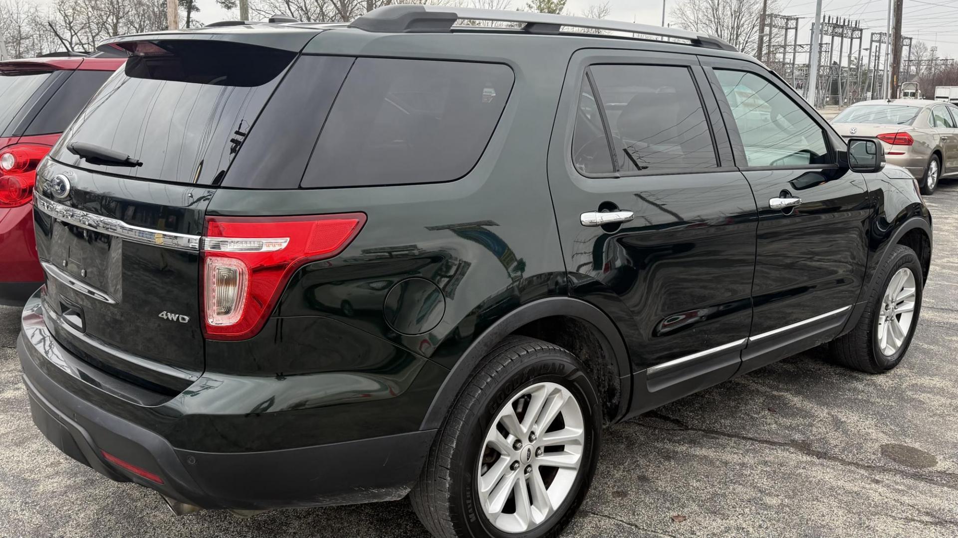 2013 GREEN /BEIGE Ford Explorer XLT 4WD (1FM5K8D80DG) with an 3.5L V6 DOHC 24V engine, 6-Speed Automatic transmission, located at 2710A Westlane Rd., Indianapolis, IN, 46268, (317) 291-2000, 39.885670, -86.208160 - Photo#6