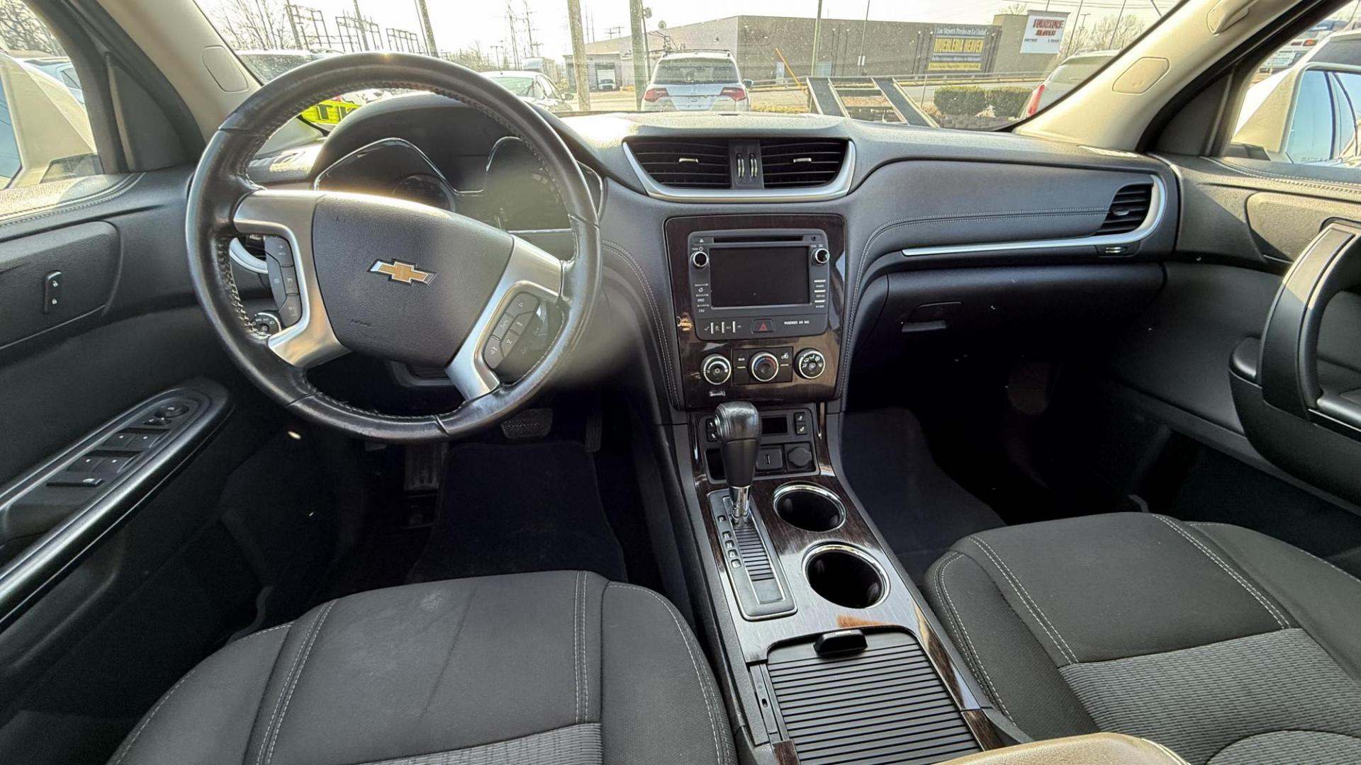 2015 WHITE /GREY Chevrolet Traverse 1LT AWD (1GNKVGKD6FJ) with an 3.6L V6 DOHC 24V engine, 6-Speed Automatic transmission, located at 2710A Westlane Rd., Indianapolis, IN, 46268, (317) 291-2000, 39.885670, -86.208160 - Photo#6