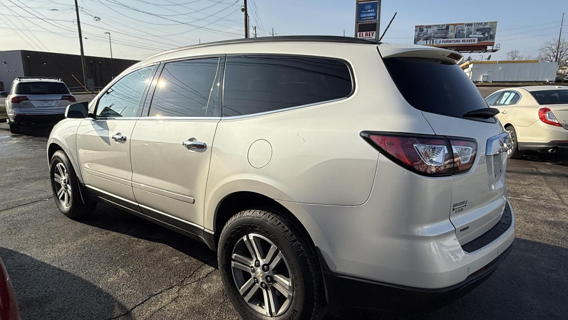 2015 WHITE /GREY Chevrolet Traverse 1LT AWD (1GNKVGKD6FJ) with an 3.6L V6 DOHC 24V engine, 6-Speed Automatic transmission, located at 2710A Westlane Rd., Indianapolis, IN, 46268, (317) 291-2000, 39.885670, -86.208160 - Photo#3