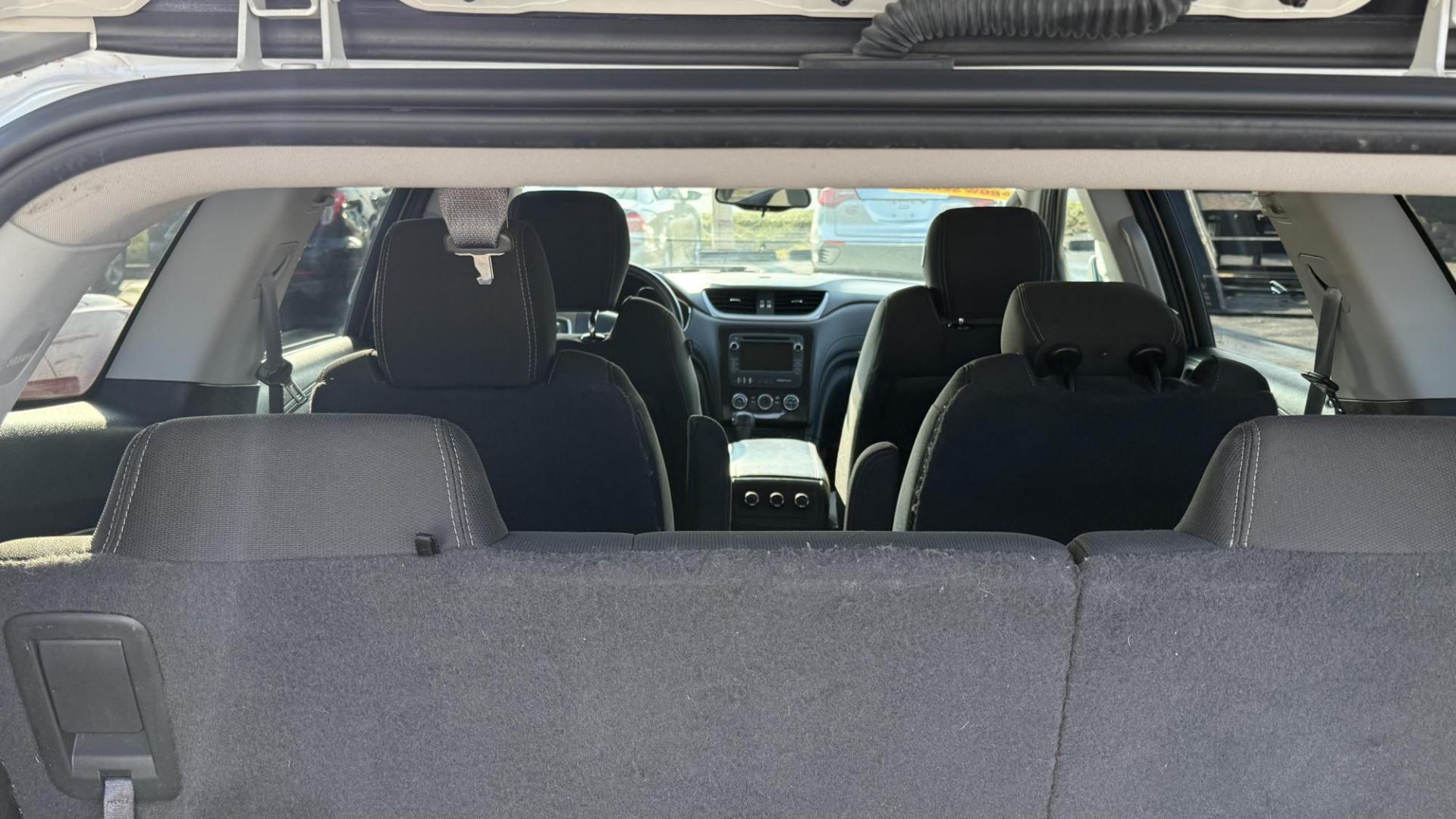 2015 WHITE /GREY Chevrolet Traverse 1LT AWD (1GNKVGKD6FJ) with an 3.6L V6 DOHC 24V engine, 6-Speed Automatic transmission, located at 2710A Westlane Rd., Indianapolis, IN, 46268, (317) 291-2000, 39.885670, -86.208160 - Photo#7