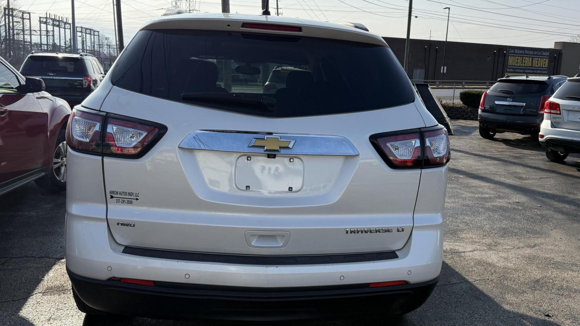 2015 WHITE /GREY Chevrolet Traverse 1LT AWD (1GNKVGKD6FJ) with an 3.6L V6 DOHC 24V engine, 6-Speed Automatic transmission, located at 2710A Westlane Rd., Indianapolis, IN, 46268, (317) 291-2000, 39.885670, -86.208160 - Photo#4