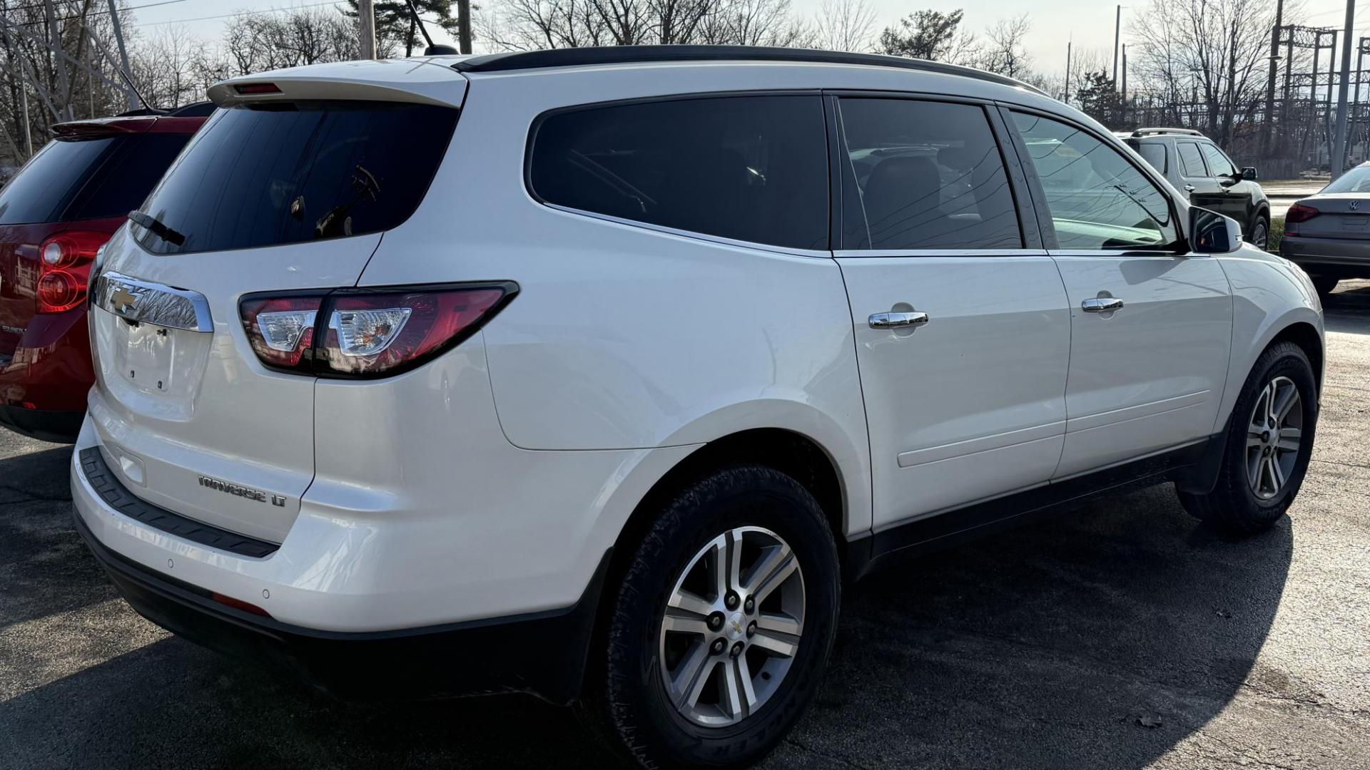 2015 WHITE /GREY Chevrolet Traverse 1LT AWD (1GNKVGKD6FJ) with an 3.6L V6 DOHC 24V engine, 6-Speed Automatic transmission, located at 2710A Westlane Rd., Indianapolis, IN, 46268, (317) 291-2000, 39.885670, -86.208160 - Photo#5
