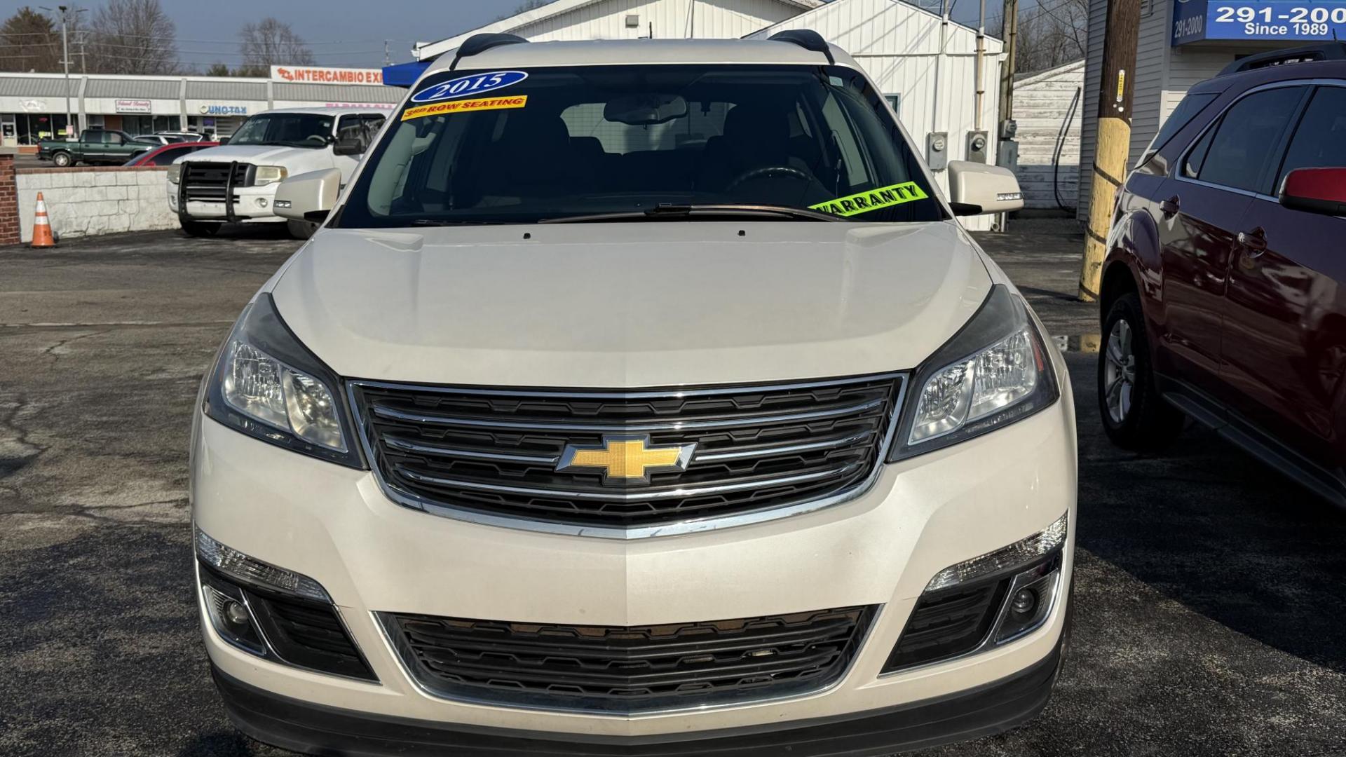 2015 WHITE /GREY Chevrolet Traverse 1LT AWD (1GNKVGKD6FJ) with an 3.6L V6 DOHC 24V engine, 6-Speed Automatic transmission, located at 2710A Westlane Rd., Indianapolis, IN, 46268, (317) 291-2000, 39.885670, -86.208160 - Photo#2