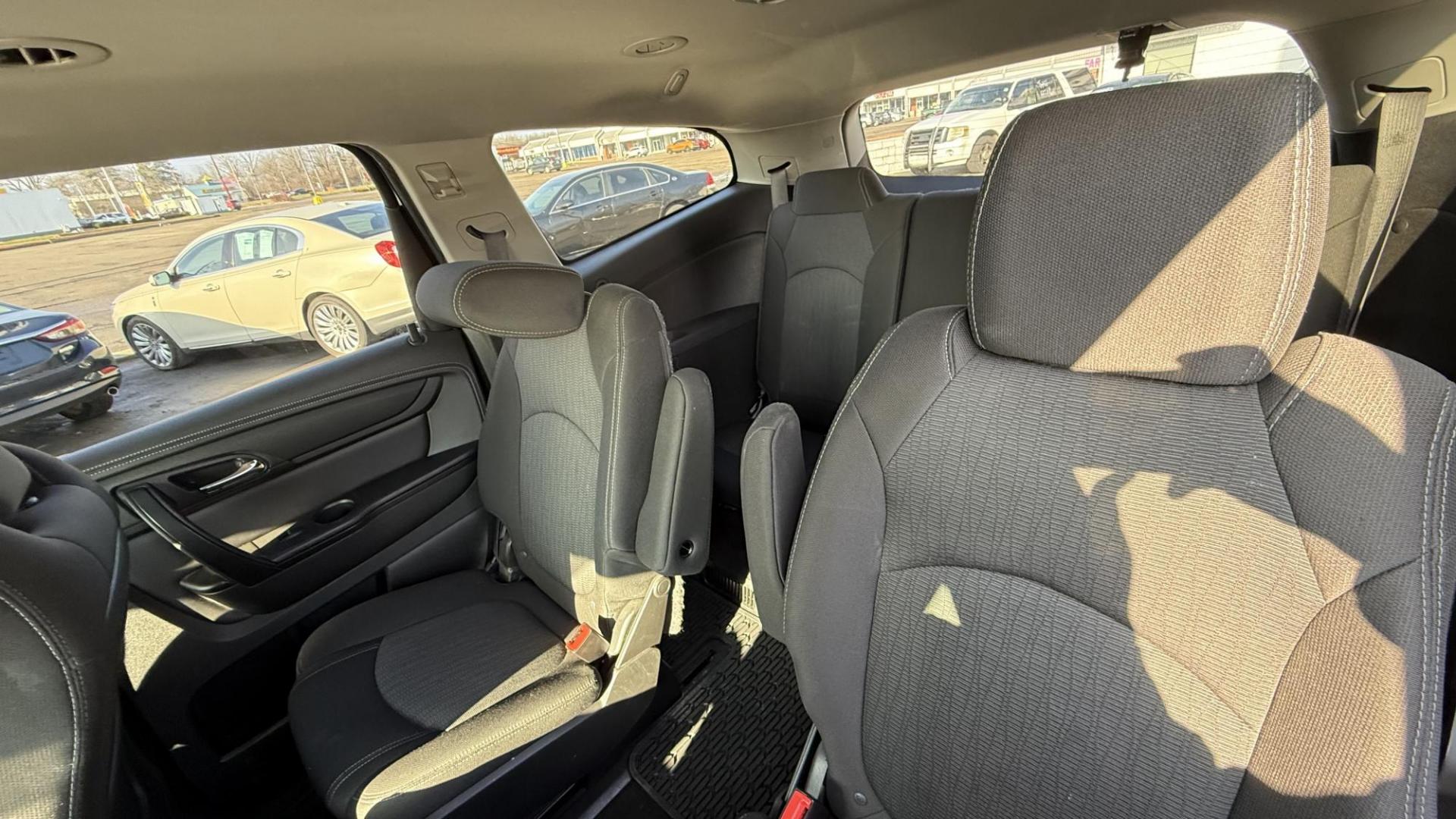 2015 WHITE /GREY Chevrolet Traverse 1LT AWD (1GNKVGKD6FJ) with an 3.6L V6 DOHC 24V engine, 6-Speed Automatic transmission, located at 2710A Westlane Rd., Indianapolis, IN, 46268, (317) 291-2000, 39.885670, -86.208160 - Photo#8