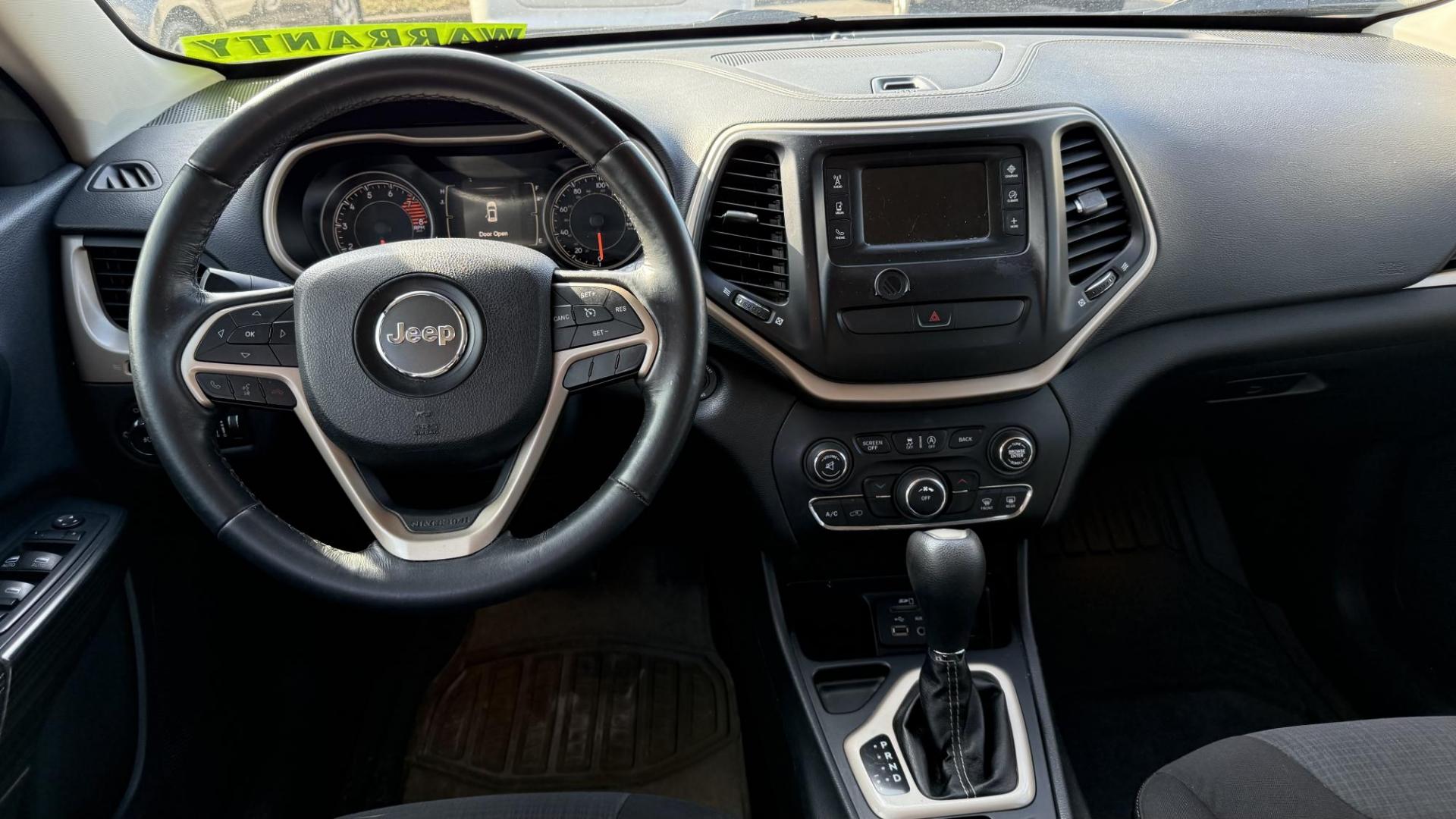 2016 DARK GRAY /GRAY Jeep Cherokee Latitude FWD (1C4PJLCS1GW) with an 3.2L V6 DOHC 24V engine, 9A transmission, located at 2710A Westlane Rd., Indianapolis, IN, 46268, (317) 291-2000, 39.885670, -86.208160 - Photo#7
