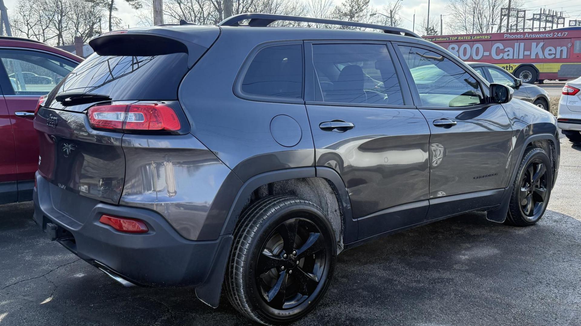 2016 DARK GRAY /GRAY Jeep Cherokee Latitude FWD (1C4PJLCS1GW) with an 3.2L V6 DOHC 24V engine, 9A transmission, located at 2710A Westlane Rd., Indianapolis, IN, 46268, (317) 291-2000, 39.885670, -86.208160 - Photo#5