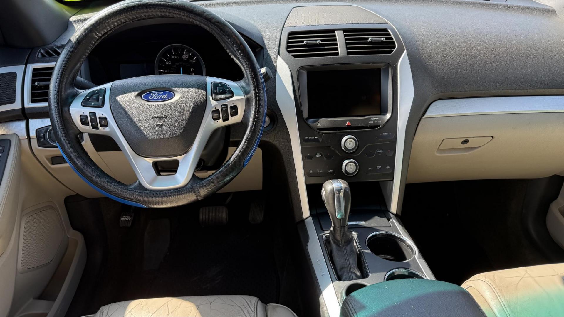 2014 BLUE /BEIGE Ford Explorer XLT FWD (1FM5K7D81EG) with an 3.5L V6 DOHC 24V engine, 6-Speed Automatic transmission, located at 2710A Westlane Rd., Indianapolis, IN, 46268, (317) 291-2000, 39.885670, -86.208160 - Photo#7