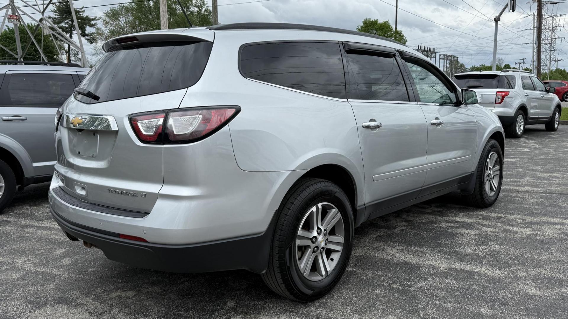 2015 Silver /GRAY Chevrolet Traverse 1LT AWD (1GNKVGKD3FJ) with an 3.6L V6 DOHC 24V engine, 6-Speed Automatic transmission, located at 2710A Westlane Rd., Indianapolis, IN, 46268, (317) 291-2000, 39.885670, -86.208160 - Photo#3