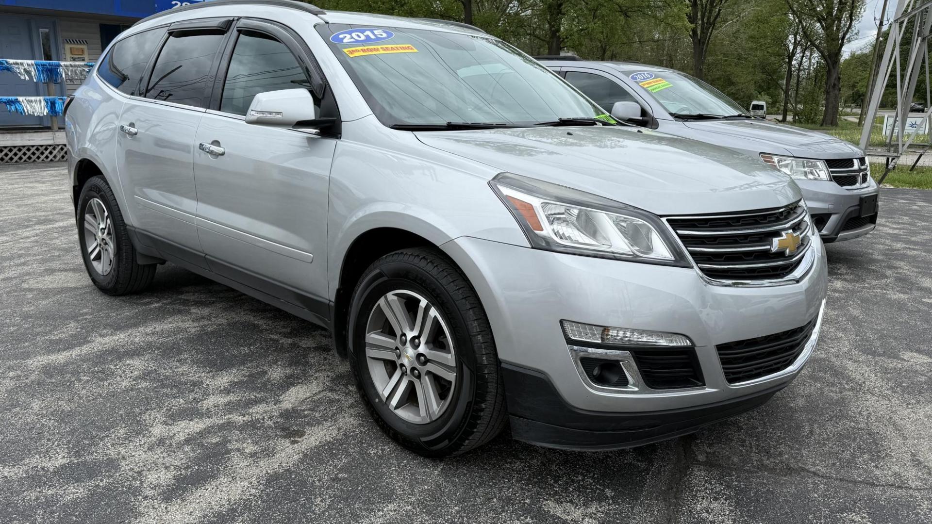 2015 Silver /GRAY Chevrolet Traverse 1LT AWD (1GNKVGKD3FJ) with an 3.6L V6 DOHC 24V engine, 6-Speed Automatic transmission, located at 2710A Westlane Rd., Indianapolis, IN, 46268, (317) 291-2000, 39.885670, -86.208160 - Photo#0