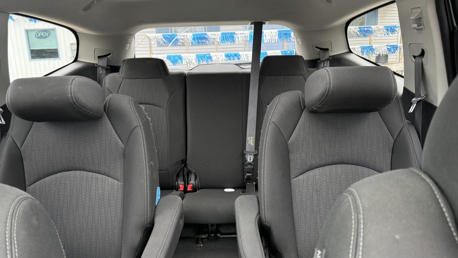2015 Silver /GRAY Chevrolet Traverse 1LT AWD (1GNKVGKD3FJ) with an 3.6L V6 DOHC 24V engine, 6-Speed Automatic transmission, located at 2710A Westlane Rd., Indianapolis, IN, 46268, (317) 291-2000, 39.885670, -86.208160 - Photo#6