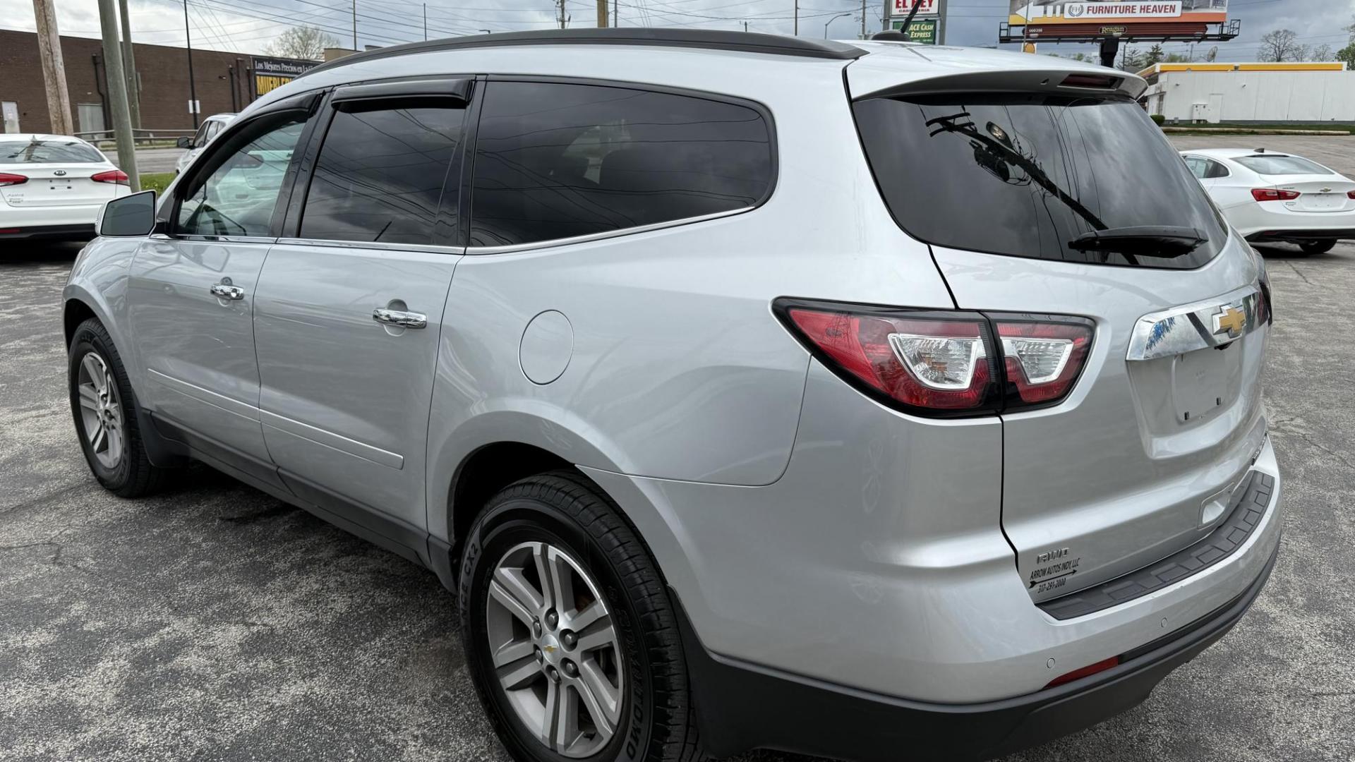 2015 Silver /GRAY Chevrolet Traverse 1LT AWD (1GNKVGKD3FJ) with an 3.6L V6 DOHC 24V engine, 6-Speed Automatic transmission, located at 2710A Westlane Rd., Indianapolis, IN, 46268, (317) 291-2000, 39.885670, -86.208160 - Photo#4