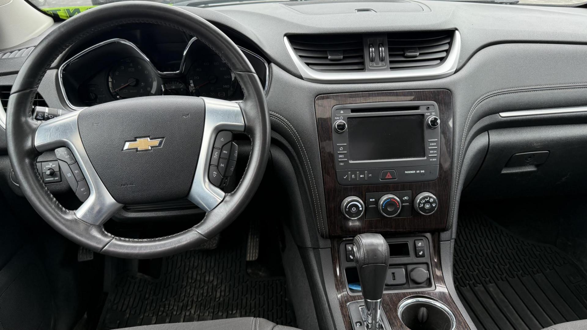 2015 Silver /GRAY Chevrolet Traverse 1LT AWD (1GNKVGKD3FJ) with an 3.6L V6 DOHC 24V engine, 6-Speed Automatic transmission, located at 2710A Westlane Rd., Indianapolis, IN, 46268, (317) 291-2000, 39.885670, -86.208160 - Photo#7