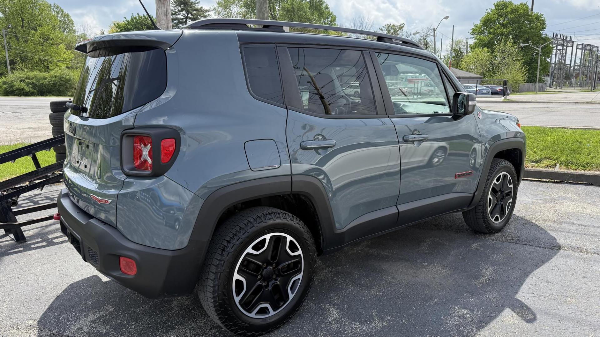 2015 GRAY /BLACK Jeep Renegade Trailhawk (ZACCJBCT1FP) with an 2.4L L4 engine, 9-Speed Automatic transmission, located at 2710A Westlane Rd., Indianapolis, IN, 46268, (317) 291-2000, 39.885670, -86.208160 - Photo#3
