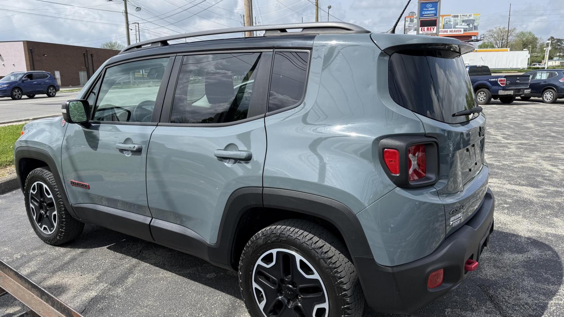 2015 GRAY /BLACK Jeep Renegade Trailhawk (ZACCJBCT1FP) with an 2.4L L4 engine, 9-Speed Automatic transmission, located at 2710A Westlane Rd., Indianapolis, IN, 46268, (317) 291-2000, 39.885670, -86.208160 - Photo#5