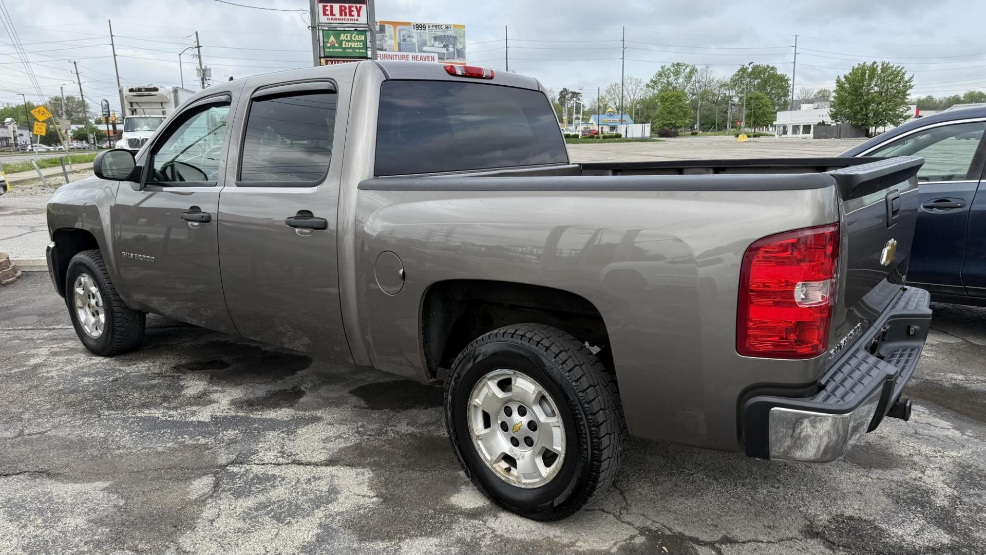 2013 GRAY /BEIGE Chevrolet Silverado 1500 LT Crew Cab 2WD (3GCPCSE07DG) with an 5.3L V8 OHV 16V FFV engine, 6-Speed Automatic transmission, located at 2710A Westlane Rd., Indianapolis, IN, 46268, (317) 291-2000, 39.885670, -86.208160 - Photo#4