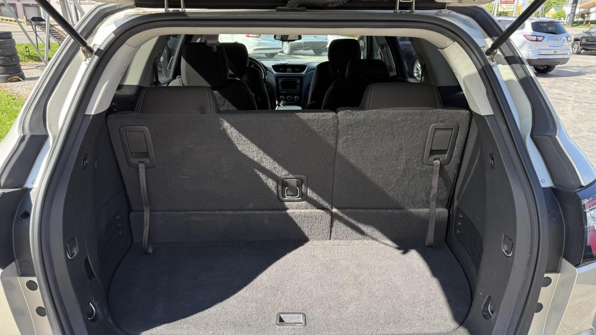 2017 GOLD /GRAY Chevrolet Traverse 1LT FWD (1GNKRGKD9HJ) with an 3.6L V6 DOHC 24V engine, 6A transmission, located at 2710A Westlane Rd., Indianapolis, IN, 46268, (317) 291-2000, 39.885670, -86.208160 - Photo#8