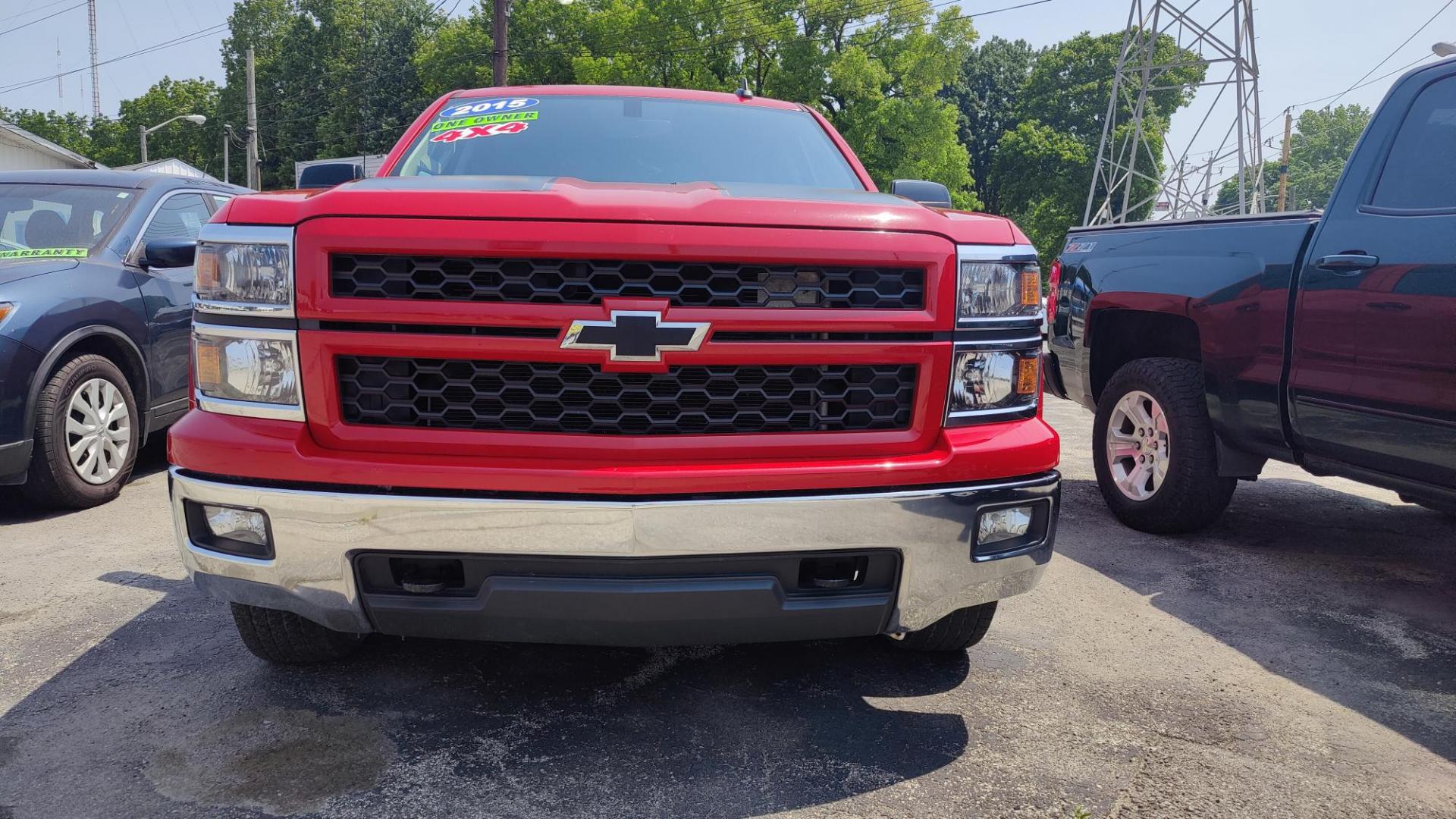 2015 RED /GRAY Chevrolet Silverado 1500 LT Crew Cab 4WD (3GCUKREC5FG) with an 5.3L V8 OHV 16V engine, 6-Speed Automatic transmission, located at 2710A Westlane Rd., Indianapolis, IN, 46268, (317) 291-2000, 39.885670, -86.208160 - Photo#2