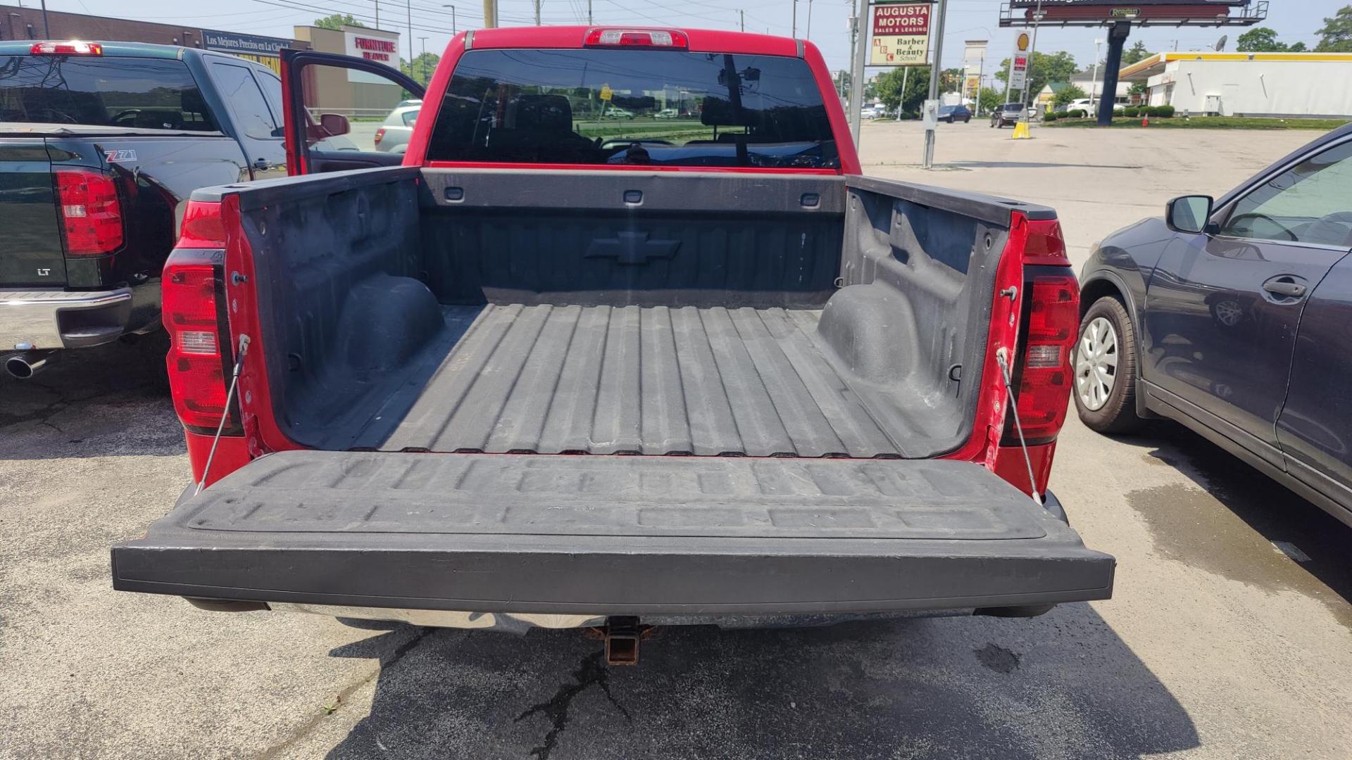 2015 RED /GRAY Chevrolet Silverado 1500 LT Crew Cab 4WD (3GCUKREC5FG) with an 5.3L V8 OHV 16V engine, 6-Speed Automatic transmission, located at 2710A Westlane Rd., Indianapolis, IN, 46268, (317) 291-2000, 39.885670, -86.208160 - Photo#9