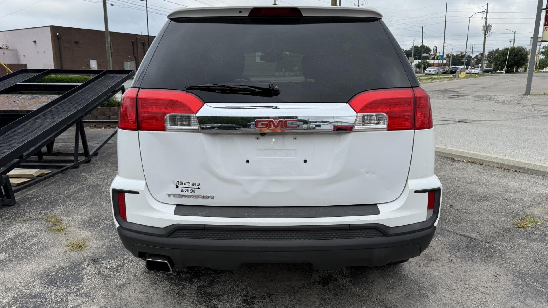 2017 WHITE /BLACK GMC Terrain SLE1 FWD (2GKALMEK1H6) with an 2.4L L4 DOHC 16V engine, 6A transmission, located at 2710A Westlane Rd., Indianapolis, IN, 46268, (317) 291-2000, 39.885670, -86.208160 - Photo#5