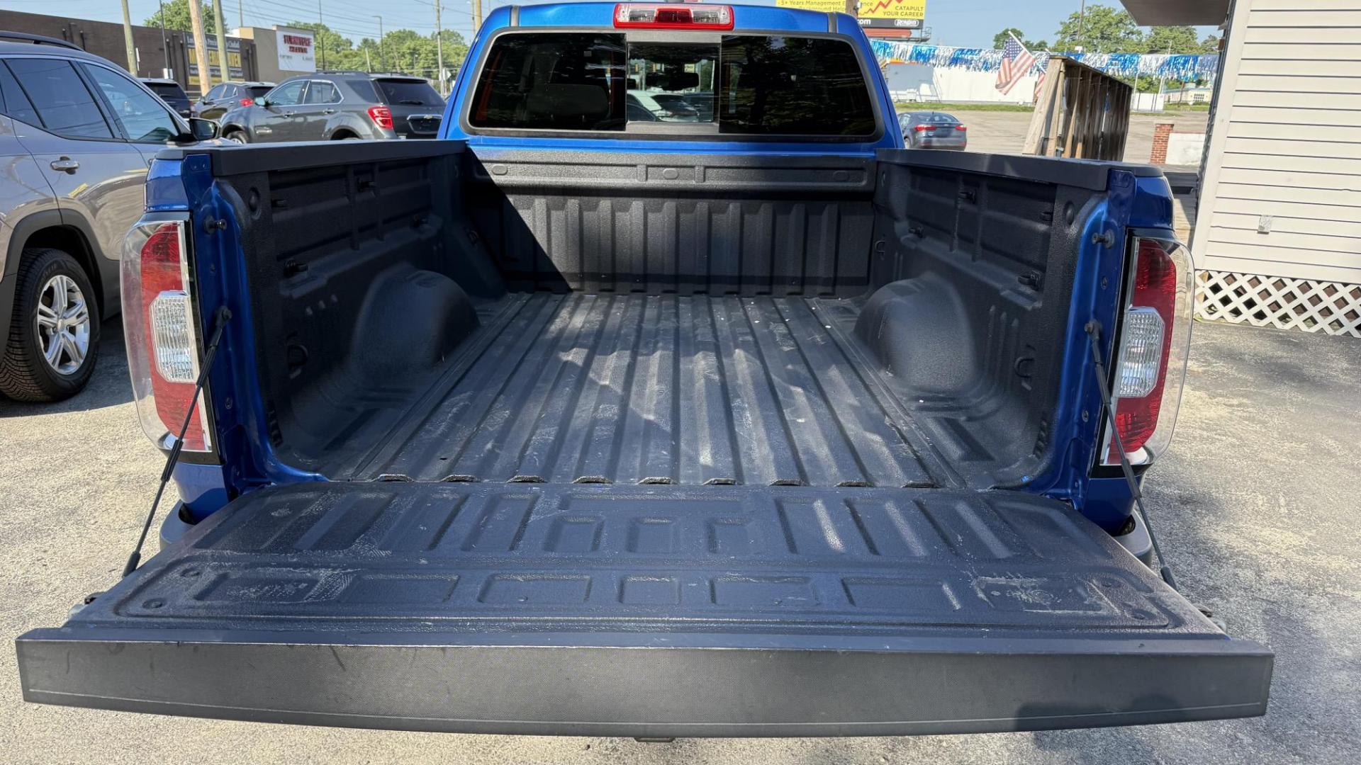 2018 BLUE /GRAY GMC Canyon SLE Ext. Cab 4WD (1GTH6CEN4J1) with an 3.6L V6 DOHC 24V engine, 6A transmission, located at 2710A Westlane Rd., Indianapolis, IN, 46268, (317) 291-2000, 39.885670, -86.208160 - Photo#7