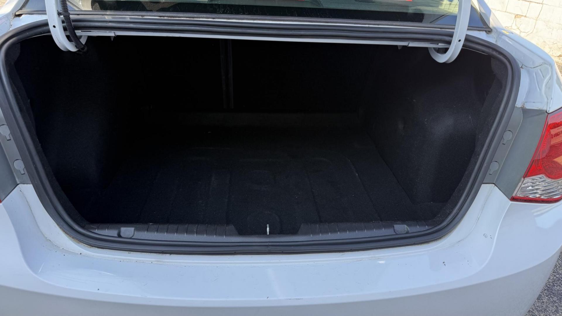 2016 WHITE /GRAY Chevrolet Cruze Limited LS Auto (1G1PC5SH6G7) with an 1.8L L4 DOHC 16V FFV engine, 6A transmission, located at 2710A Westlane Rd., Indianapolis, IN, 46268, (317) 291-2000, 39.885670, -86.208160 - Photo#7
