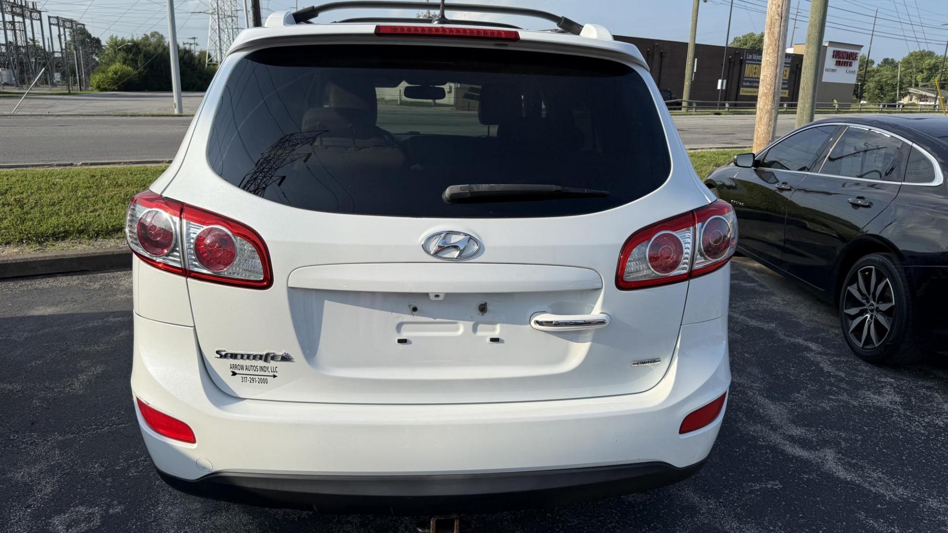 2012 WHITE /BEIGE Hyundai Santa Fe Limited 3.5 FWD (5XYZK4AG5CG) with an 3.5L V6 DOHC 24V engine, 6-Speed Automatic transmission, located at 2710A Westlane Rd., Indianapolis, IN, 46268, (317) 291-2000, 39.885670, -86.208160 - Photo#4