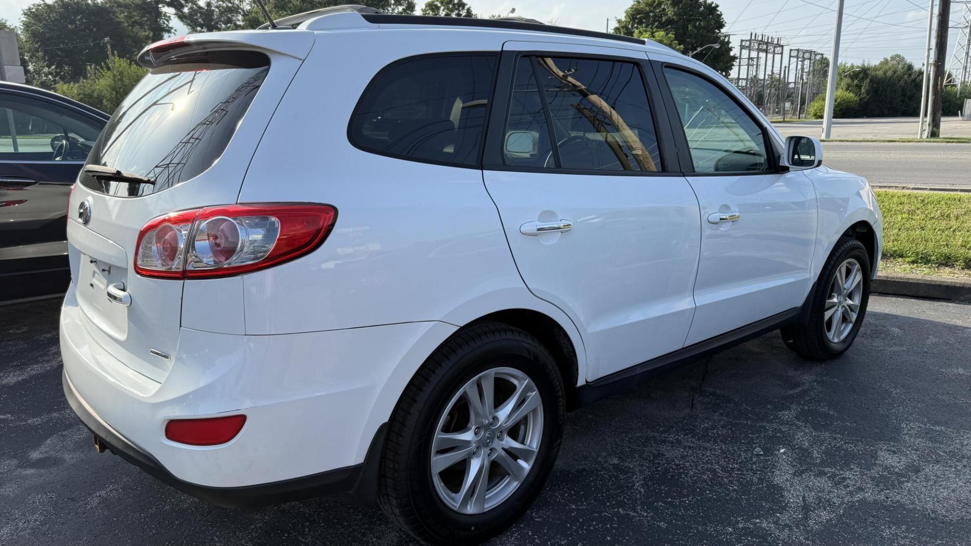 2012 WHITE /BEIGE Hyundai Santa Fe Limited 3.5 FWD (5XYZK4AG5CG) with an 3.5L V6 DOHC 24V engine, 6-Speed Automatic transmission, located at 2710A Westlane Rd., Indianapolis, IN, 46268, (317) 291-2000, 39.885670, -86.208160 - Photo#5