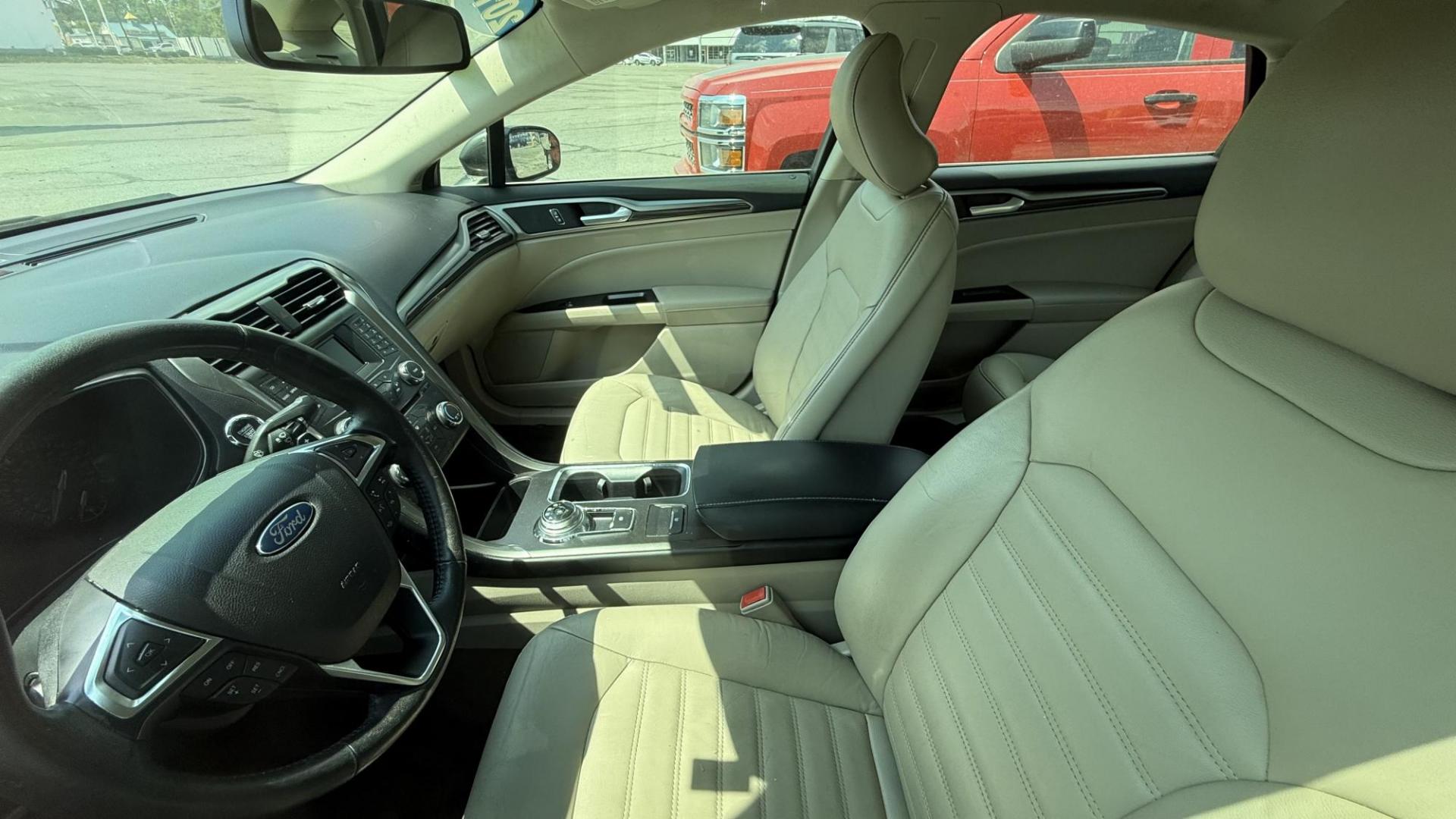 2017 GRAY /TAN Ford Fusion SE (3FA6P0HD8HR) with an 1.5L L4 DOHC 16V engine, 6A transmission, located at 2710A Westlane Rd., Indianapolis, IN, 46268, (317) 291-2000, 39.885670, -86.208160 - Photo#6