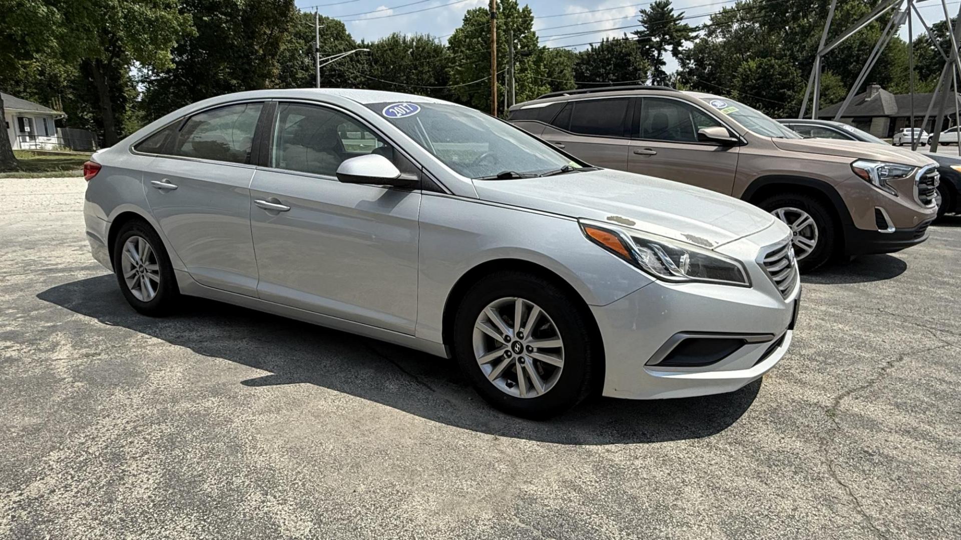 2017 SILVER /GRAY Hyundai Sonata SE (5NPE24AF4HH) with an 2.4L L4 DOHC 16V engine, 7A transmission, located at 2710A Westlane Rd., Indianapolis, IN, 46268, (317) 291-2000, 39.885670, -86.208160 - Photo#2