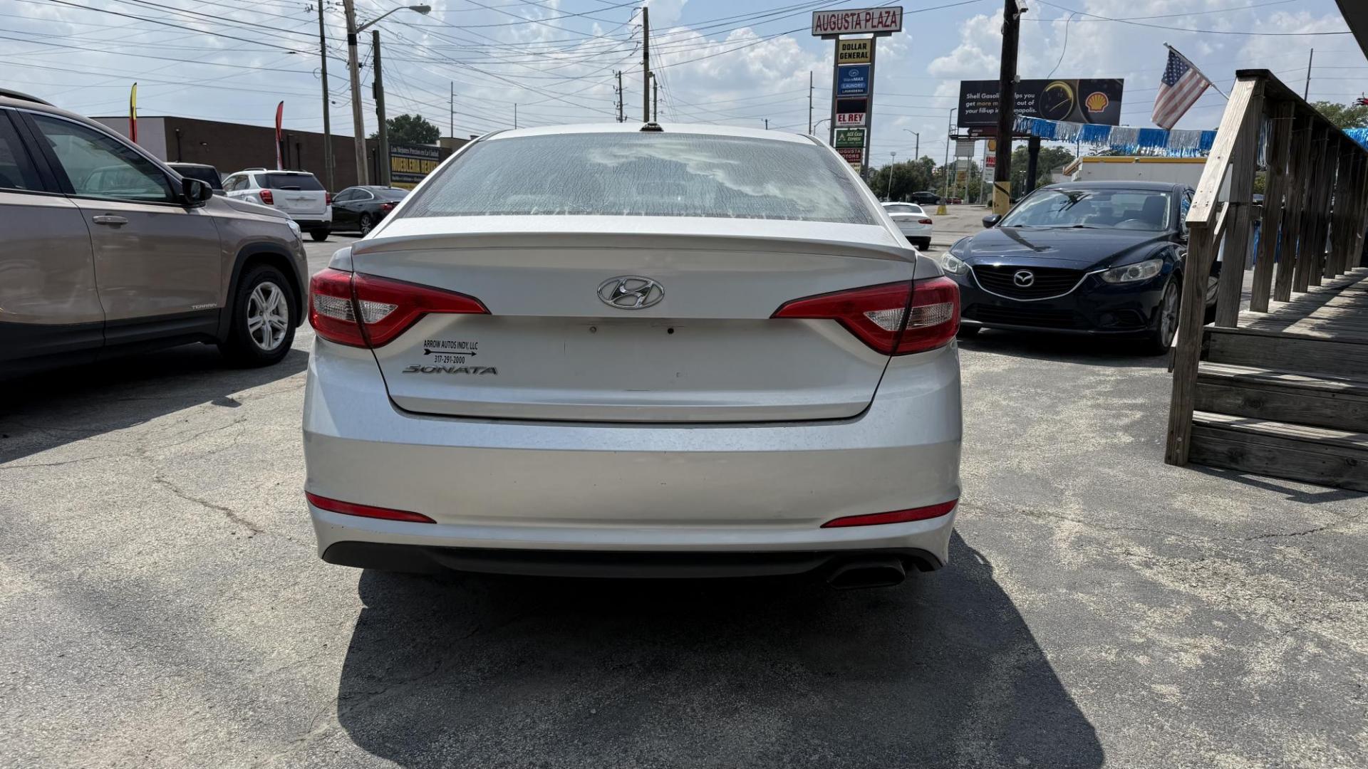2017 SILVER /GRAY Hyundai Sonata SE (5NPE24AF4HH) with an 2.4L L4 DOHC 16V engine, 7A transmission, located at 2710A Westlane Rd., Indianapolis, IN, 46268, (317) 291-2000, 39.885670, -86.208160 - Photo#4