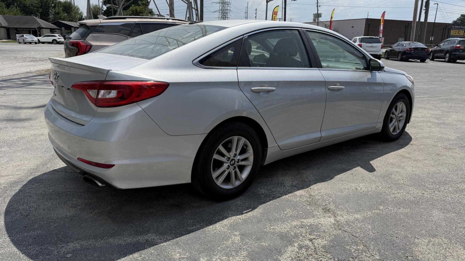 2017 SILVER /GRAY Hyundai Sonata SE (5NPE24AF4HH) with an 2.4L L4 DOHC 16V engine, 7A transmission, located at 2710A Westlane Rd., Indianapolis, IN, 46268, (317) 291-2000, 39.885670, -86.208160 - Photo#5