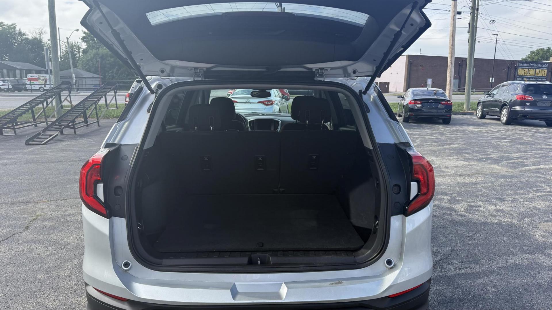 2018 SILVER /BLACK GMC Terrain SLE (3GKALMEV3JL) with an 1.4L L4 DOHC 16V TURBO engine, 6A transmission, located at 2710A Westlane Rd., Indianapolis, IN, 46268, (317) 291-2000, 39.885670, -86.208160 - Photo#5