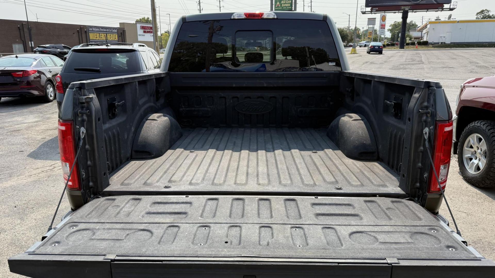 2016 DARK GRAY /GRAY/RED Ford F-150 XLT SuperCrew 6.5-ft. Bed 4WD (1FTEW1EP9GF) with an 2.7L V6 DOHC 24V engine, 6A transmission, located at 2710A Westlane Rd., Indianapolis, IN, 46268, (317) 291-2000, 39.885670, -86.208160 - Photo#9