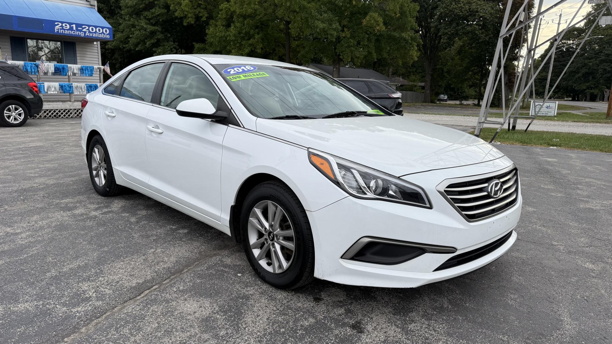photo of 2016 Hyundai Sonata SE / OUTSIDE FINANCE / WARRANTY, GAP, ROADSIDE ASSISTANCE AVAILABLE
